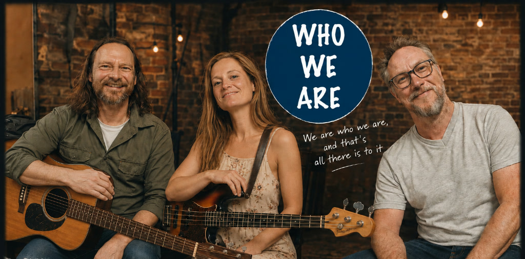 Les trois membres de Who We Are, assis avec guitare acoustique, basse et cajón. Logo du groupe et devise « We are who we are, and that's all there is to it ».